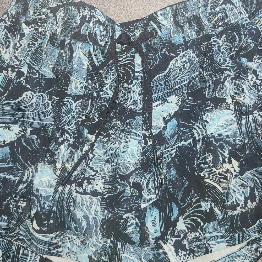 Lululemon summer short size 8,